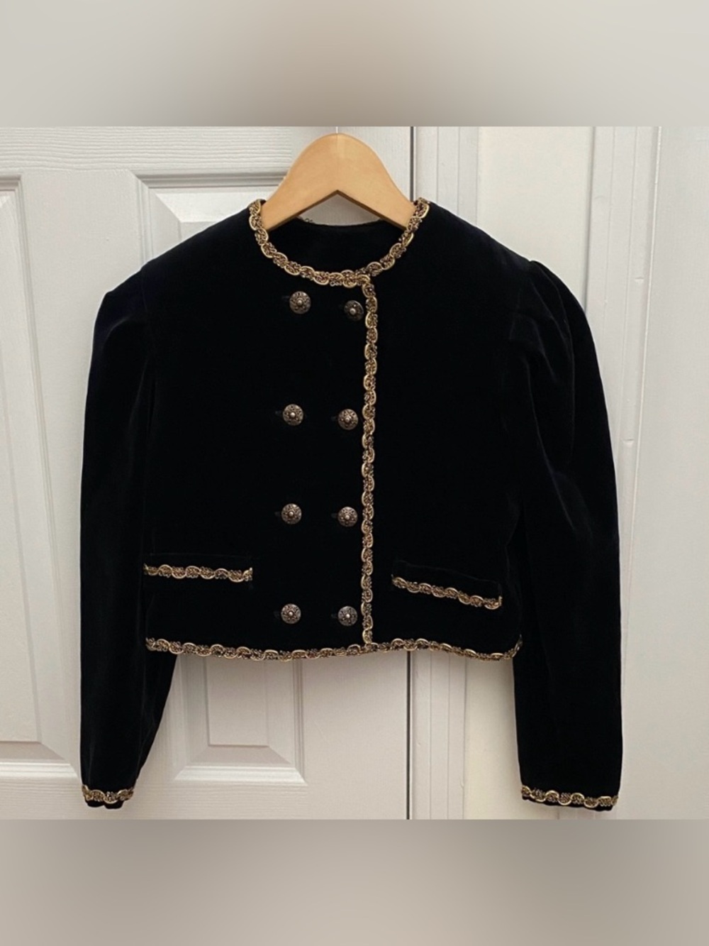Vintage Embroidered Black Velvet Cropped Blazer with Shoulder Pads
